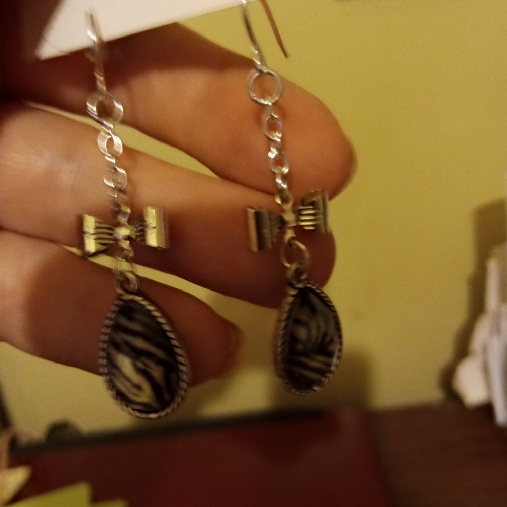 Earrings - Picture 7 of 9